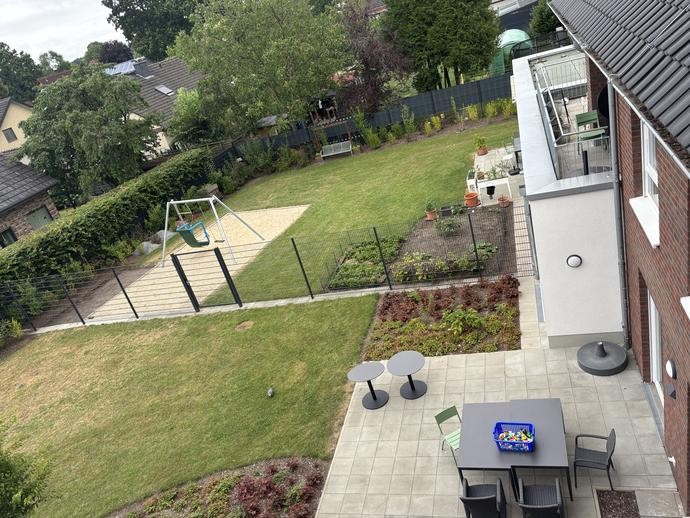 großer Garten mit Terrasse