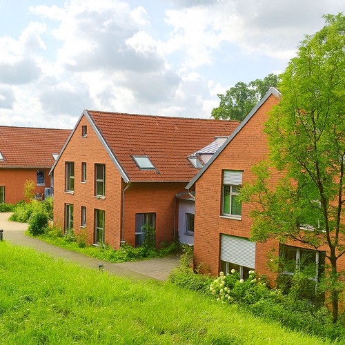 Rote Backsteinhäuser auf grünem Rasen