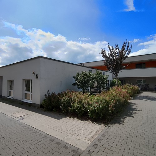 flaches modernes Gebäude unter blauem Himmel