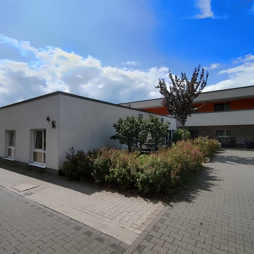 flaches modernes Gebäude unter blauem Himmel
