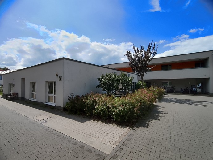 weißes flaches Gebäude mit blauem Himmel