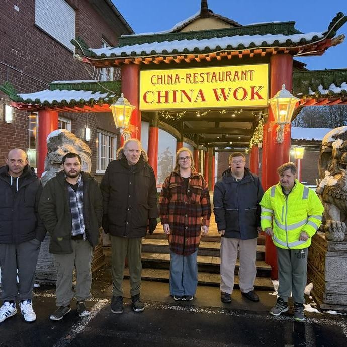 Sechs Personen stehen vor einem China-Restaurant (vergrößerte Bildansicht wird geöffnet)