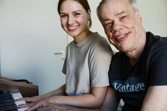 Frau spielt mit Mann Klavier