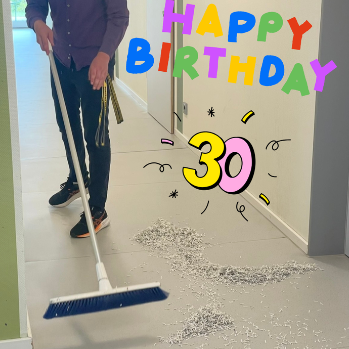 Ein junger Mann fegt zu seinem 30. Geburtstag (vergrößerte Bildansicht wird geöffnet)