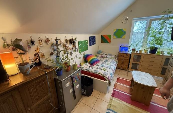 Eingerichtetes Zimmer mit Dachschräge