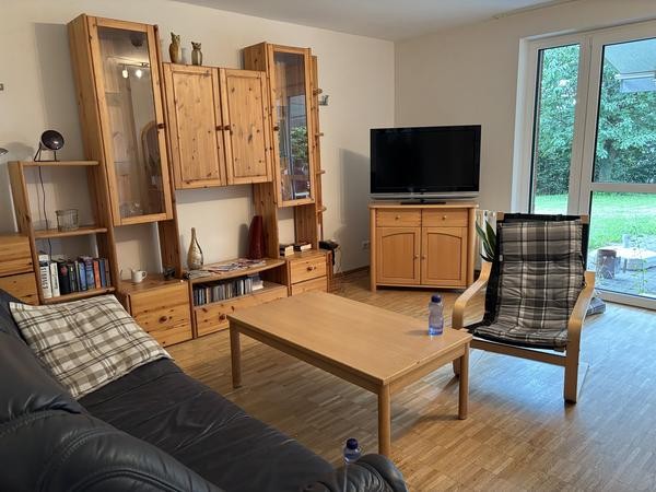Wohnzimmer mit Schrankwand, Couch und Couchtisch