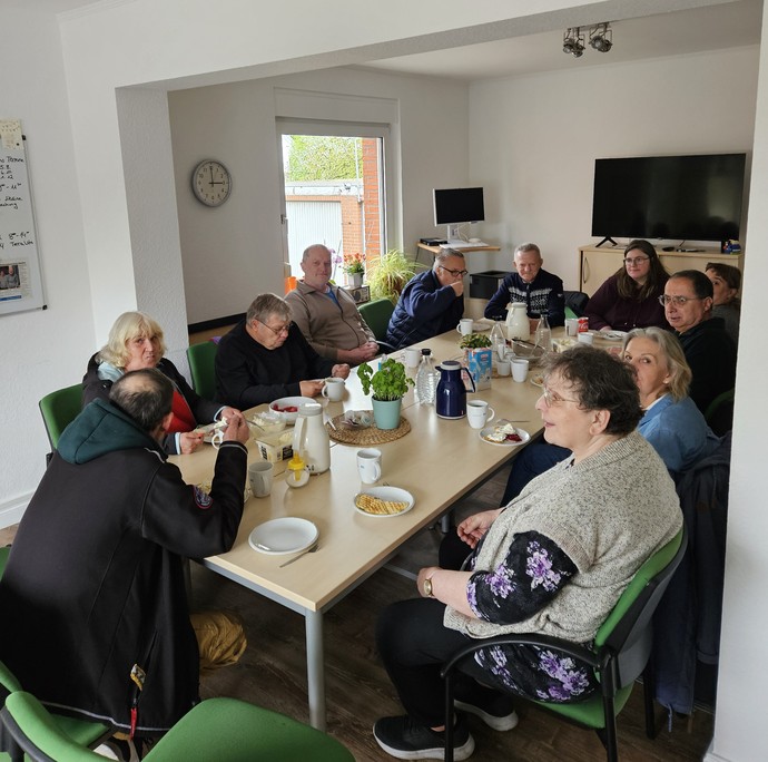Eine Gruppe sitzt um einen großen Tisch