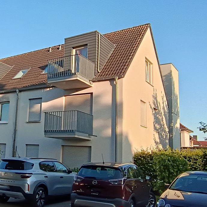 Haus mit parkenden Autos (vergrößerte Bildansicht wird geöffnet)