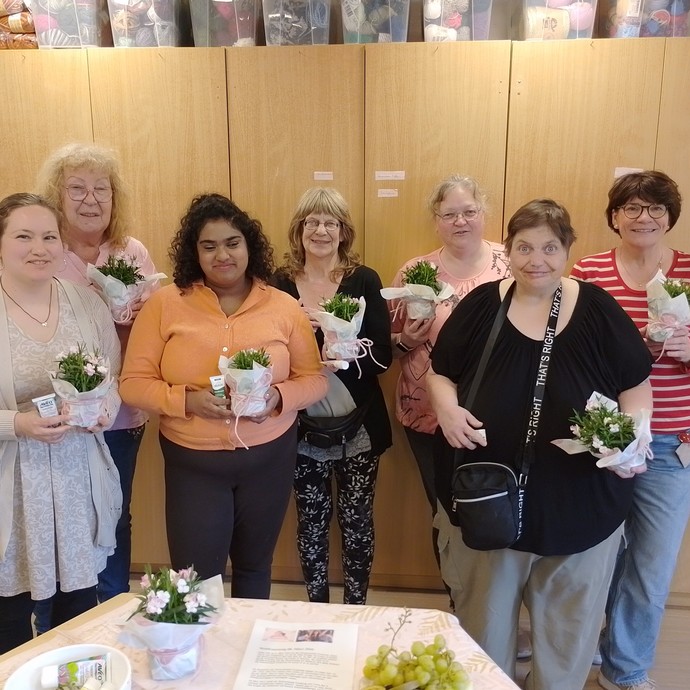 Sieben Frauen mit Blumen in der Hand (vergrößerte Bildansicht wird geöffnet)