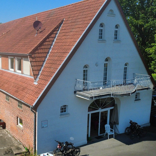 Bauernhaus mit weißer Frontansicht