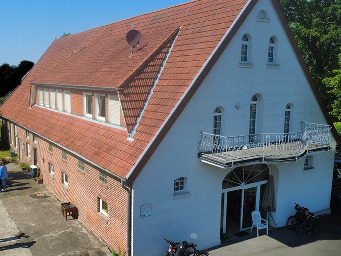 Hofgebäude mit weißer Front