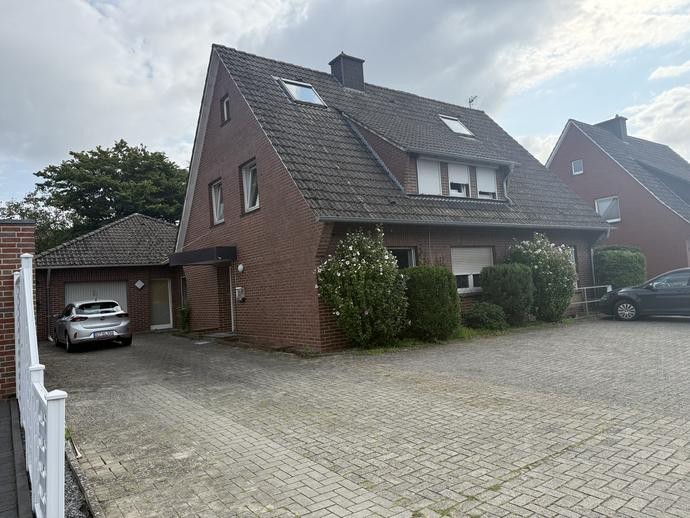 Wohnhaus mit Garage und Auto davor