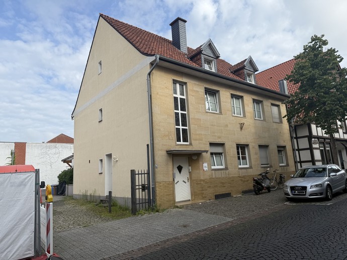 hellgelbes Haus mit rotem Dach