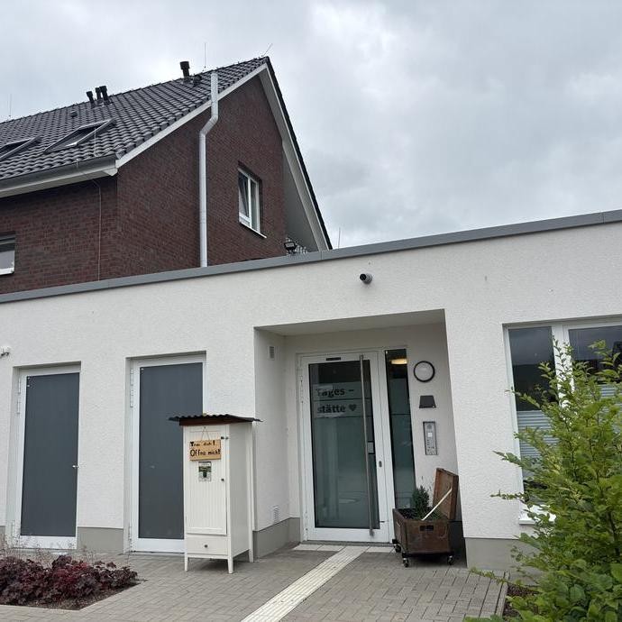 weißes flaches Gebäude (vergrößerte Bildansicht wird geöffnet)