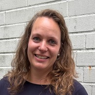 Gesicht einer jungen Frau mit Locken